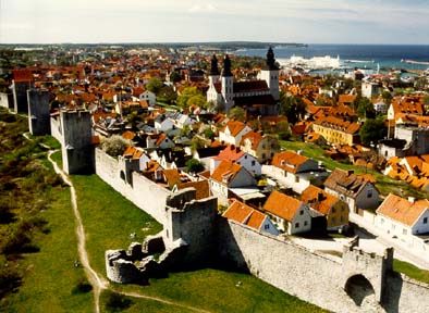 Gamla tiders städer karakteriserades av sin stadsmur. Här Visby stad.